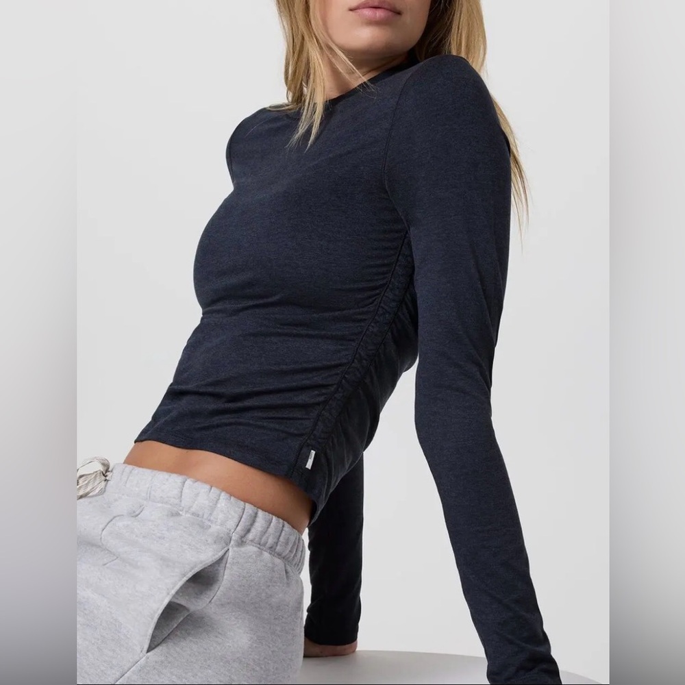 Vuori Halo Long Sleeve Ruched Tee Midnight Heather Blue Medium